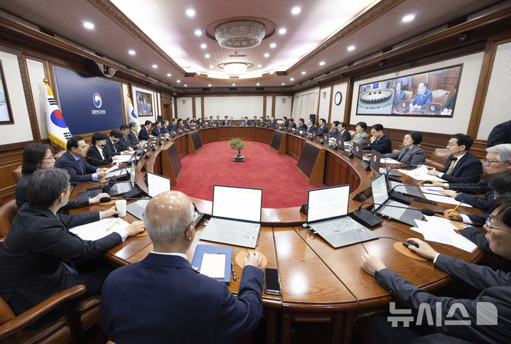 [서울=뉴시스] 김근수 기자 = 김민석 국무총리가 11일 오전 서울 종로구 정부서울청사에서 열린 임시국무회의에서 모두발언을 하고있다. 2026.04.11. ks@newsis.com