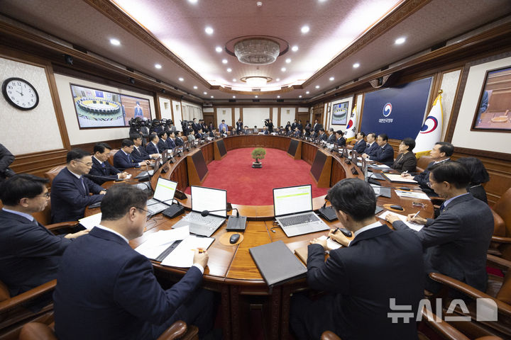 [서울=뉴시스] 김근수 기자 = 김민석 국무총리가 11일 오전 서울 종로구 정부서울청사에서 열린 임시국무회의에서 모두발언을 하고있다. 2026.04.11. ks@newsis.com