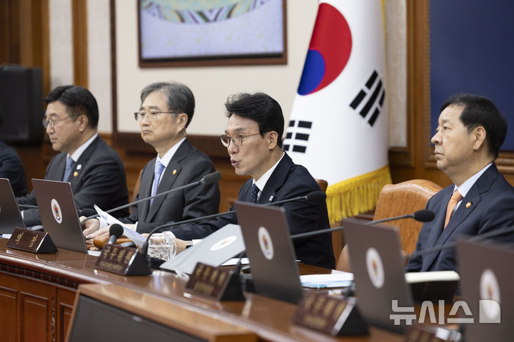 [서울=뉴시스] 김근수 기자 = 김민석 국무총리가 11일 오전 서울 종로구 정부서울청사에서 열린 임시국무회의에서 모두발언을 하고있다. 2026.04.11. ks@newsis.com