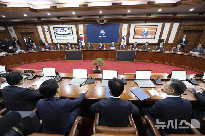 [서울=뉴시스] 김근수 기자 = 김민석 국무총리가 11일 오전 서울 종로구 정부서울청사에서 열린 임시국무회의에서 모두발언을 하고있다. 2026.04.11. ks@newsis.com