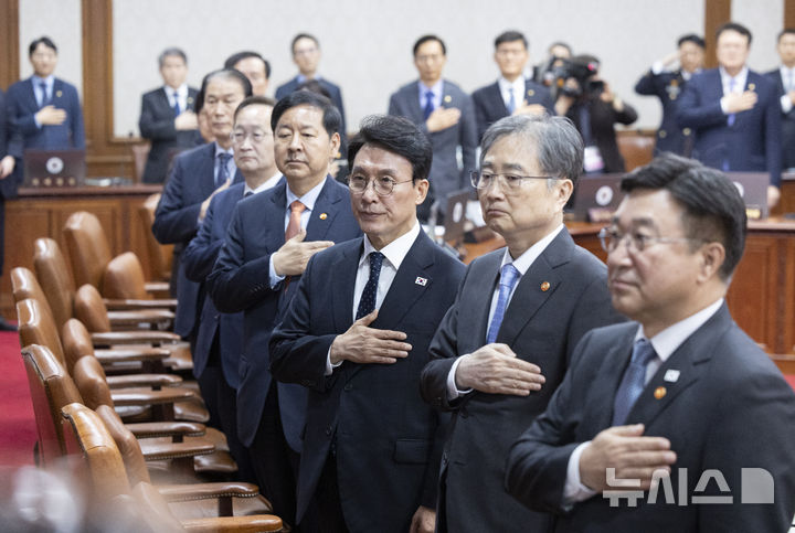 국민의례하는 김민석 총리와 국무위원들