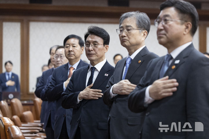 국민의례하는 김민석 국무총리