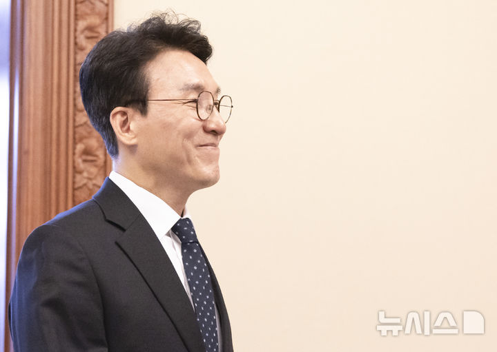 임시국무회의장으로 들어가는 김민석 국무총리