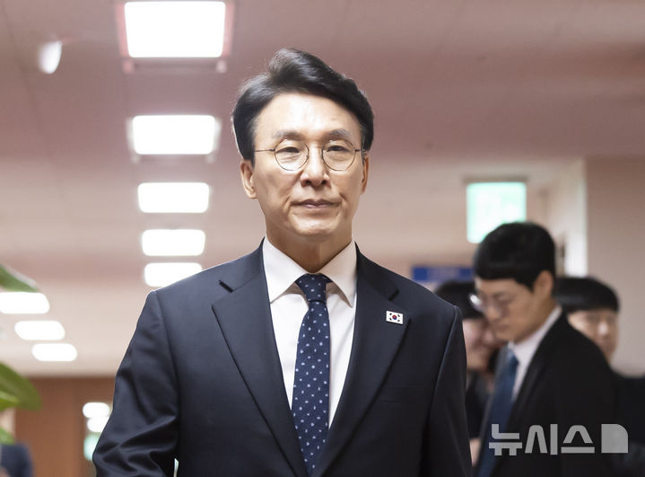 [서울=뉴시스] 김근수 기자 = 김민석 국무총리가 11일 오전 서울 종로구 정부서울청사에서 열린 임시국무회의장으로 입장하고 있다. 2026.04.11. ks@newsis.com