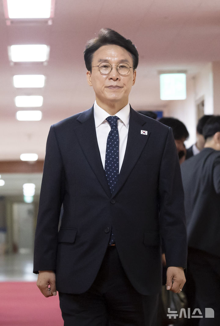 [서울=뉴시스] 김근수 기자 = 김민석 국무총리가 11일 오전 서울 종로구 정부서울청사에서 열린 임시국무회의장으로 입장하고 있다. 2026.04.11. ks@newsis.com