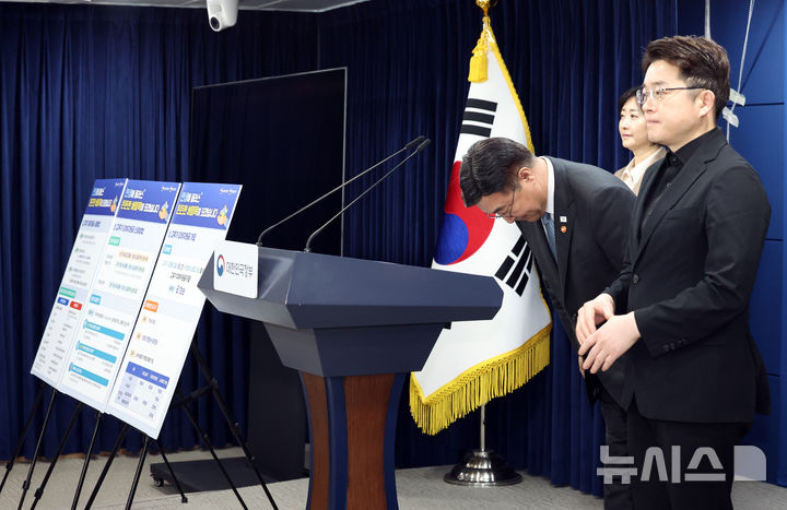 [서울=뉴시스] 최진석 기자 = 윤호중 행정안전부 장관이 11일 서울 종로구 정부서울청사에서 고유가 피해지원금 지급 계획 브리핑에 앞서 인사하고 있다. 2026.04.11. myjs@newsis.com