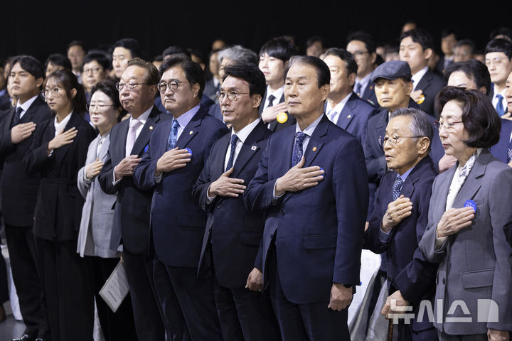 [서울=뉴시스] 김근수 기자 = 김민석(오른쪽 두번째) 국무총리와 우원식 국회의장을 비롯한 참석자들이 11일 오전 서울 서대문구 대한민국임시정부기념관에서 열린 제107주년 대한민국임시정부 수립 기념식에서 국민의례를 하고 있다. 2026.04.11. ks@newsis.com