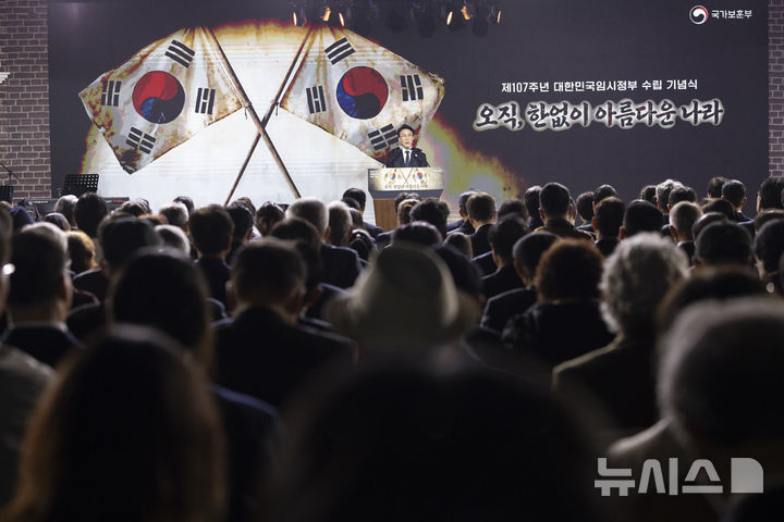 [서울=뉴시스] 김근수 기자 = 김민석 국무총리가 11일 오전 서울 서대문구 대한민국임시정부기념관에서 열린 제107주년 대한민국임시정부 수립 기념식에서 기념사를 하고 있다. 2026.04.11. ks@newsis.com