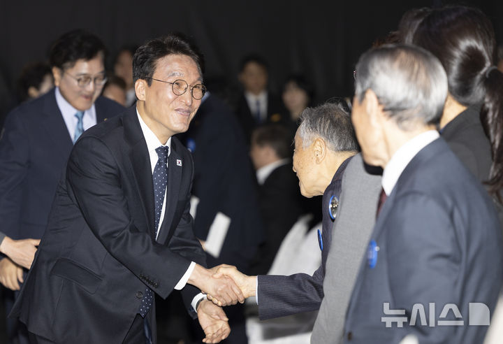 [서울=뉴시스] 김근수 기자 = 김민석 국무총리가 11일 오전 서울 서대문구 대한민국임시정부기념관에서 열린 제107주년 대한민국임시정부 수립 기념식에서 참석자들과 인사를 하고 있다. 2026.04.11. ks@newsis.com