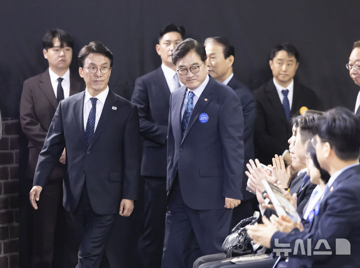 [서울=뉴시스] 김근수 기자 = 김민석(왼쪽) 국무총리와 우원식 국회의장을 비롯한 참석자들이 11일 오전 서울 서대문구 대한민국임시정부기념관에서 열린 제107주년 대한민국임시정부 수립 기념식장으로 이동하고 있다. 2026.04.11. ks@newsis.com