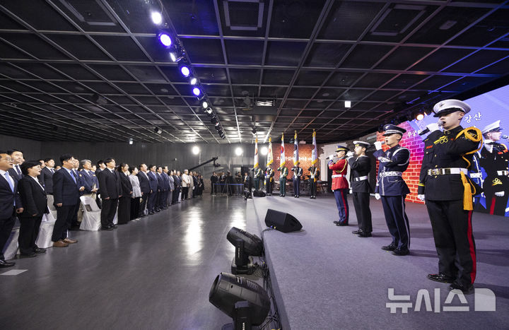 [서울=뉴시스] 김근수 기자 = 김민석 국무총리와 우원식 국회의장을 비롯한 참석자들이 11일 오전 서울 서대문구 대한민국임시정부기념관에서 열린 제107주년 대한민국임시정부 수립 기념식에서 애국가를 부르고 있다. 2026.04.11. ks@newsis.com