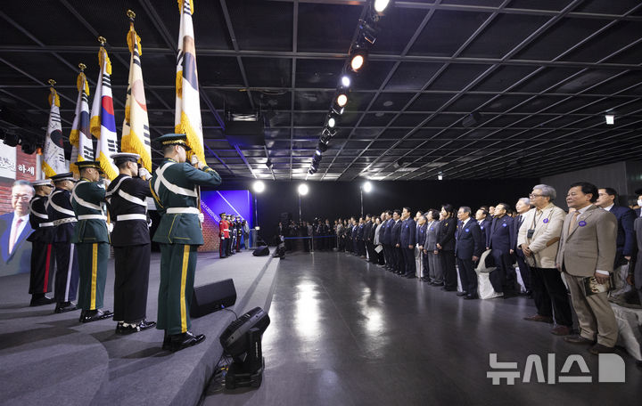 [서울=뉴시스] 김근수 기자 = 김민석 국무총리와 우원식 국회의장을 비롯한 참석자들이 11일 오전 서울 서대문구 대한민국임시정부기념관에서 열린 제107주년 대한민국임시정부 수립 기념식에서 애국가를 부르고 있다. 2026.04.11. ks@newsis.com