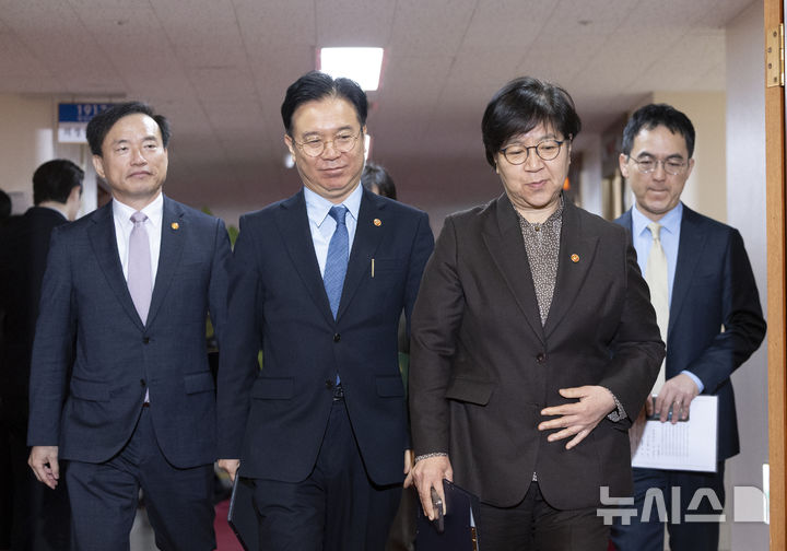 국무회의장으로 들어가는 국무위원들