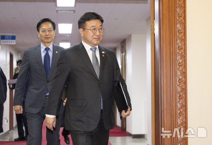 [서울=뉴시스] 김근수 기자 = 윤호중 행정안전부 장관이 11일 오전 서울 종로구 정부서울청사에서 열린 임시국무회의장으로 들어가고 있다. 2026.04.11. ks@newsis.com