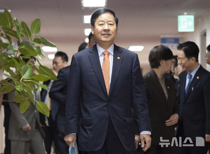 [서울=뉴시스] 김근수 기자 = 구윤철 부총리가 11일 오전 서울 종로구 정부서울청사에서 열린 임시국무회의장으로 들어가고 있다. 2026.04.11. ks@newsis.com