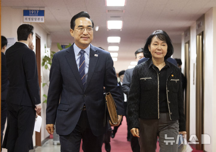 [서울=뉴시스] 김근수 기자 = 박홍근 기획예산처 장관이 11일 오전 서울 종로구 정부서울청사에서 열린 임시국무회의장으로 들어가고 있다. 2026.04.11. ks@newsis.com