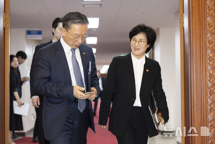 회의장 들어가는 정성호 법무부 장관