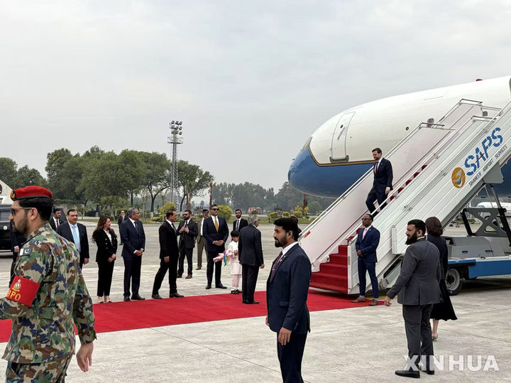 [이슬라마바드=신화/뉴시스] 이란과의 종전 협상에 나선 JD 밴스 미국 부통령이 11일(현지 시간) 파키스탄 이슬라마바드 공항에 도착해 전용기인 '에어포스 투'에서 내리고 있다. 2026.04.11.