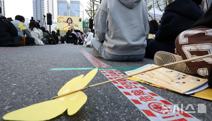 [서울=뉴시스] 최진석 기자 = 11일 서울 숭례문 인근에서 열린 세월호 참사 12주기 기억약속 시민대회에서 전광판으로 보이는 김순길 4·16세월호참사가족협의회 사무처장 앞으로 노란 종이 나비와 안전제일 문구가 보이고 있다. 2026.04.11. myjs@newsis.com