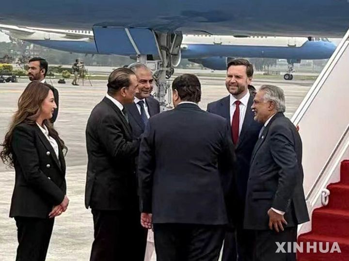 [이슬라마바드=AP/뉴시스] 이란과의 종전 협상에 나선 JD 밴스 미국 부통령이 11일(현지 시간) 파키스탄 이슬라마바드 공항에 도착해 파키스탄 인사들과 대화를 나누고 있다. 2026.04.11.