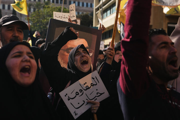 [베이루트=AP/뉴시스]레바논의 반정부 시위대가 4월 11일 수도 베이루트의 나와프 살람 총리 공관 앞에서 헤즈볼라 깃발을 흔들며 "저항은 국민의 선택이다"라고 외치고 있다. 2026.04. 12. 