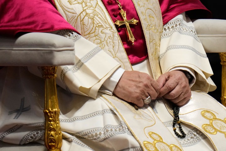 [바티칸=AP/뉴시;스] 레오 14세 교황이 11일(현지 시간) 바티칸 성 베드로 대성당에서 현재 진행 중인 전쟁들의 종전과 평화를 기원하는 철야 기도회를 집전하고 있다. 교황은 침묵하는 다수에게 "전쟁의 광기"에 함께 맞설 것을 촉구했다. 2026.04.13.