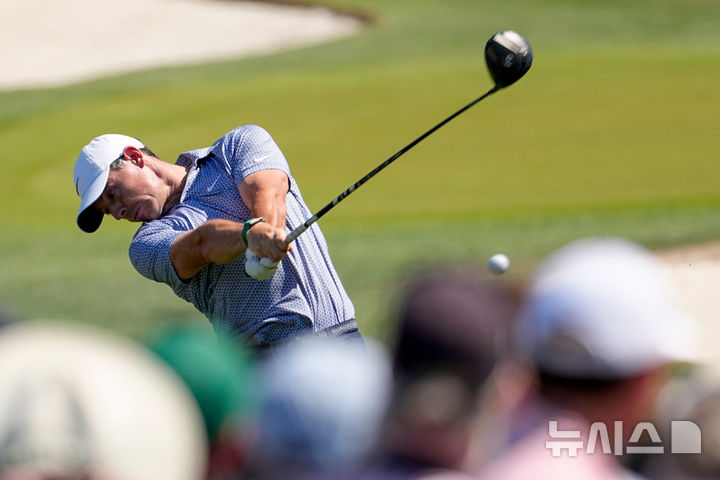 [오거스타=AP/뉴시스] 로리 매킬로이가 11일(현지 시간) 미 조지아주 오거스타 내셔널 골프클럽에서 열린 미국프로골프(PGA) 투어 제90회 마스터스 토너먼트 3라운드 3번 홀에서 티샷하고 있다. 2026.04.12.