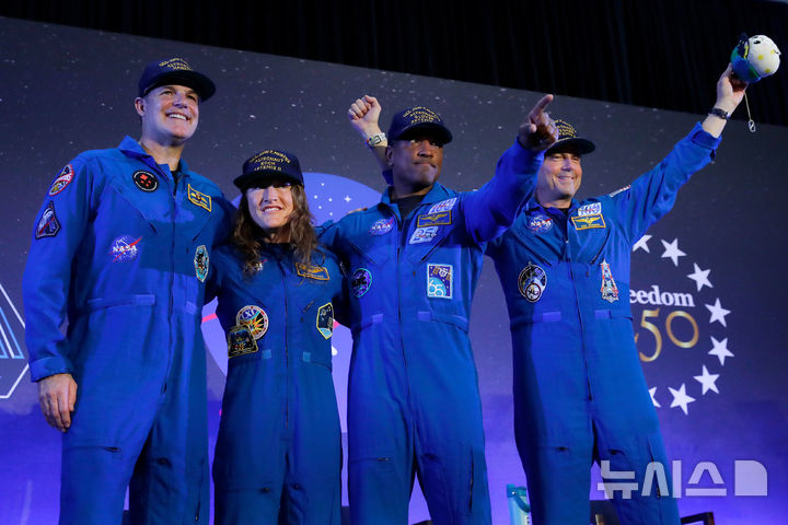 [AP/뉴시스] 아르테미스 2호 승무원들이 2026년 4월 11일 미국 휴스턴 엘링턴필드에서 열린 귀환 행사를 마치며 무대 중앙으로 나서고 있다. 왼쪽부터 제러미 한센, 크리스티나 코크, 빅터 글로버, 리드 와이즈먼. 