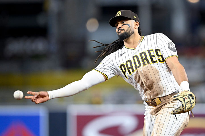 [샌디에이고=AP/뉴시스] 메이저리그 샌디에이고 파드리스 페르난도 타티스 주니어가 12일(한국 시간) 콜로라도 로키스전에 2루수로 선발 출장해 송구하고 있다. 2026.04.13.