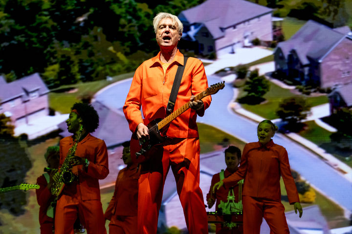 [인디오=AP/뉴시스] '2026 코첼라 밸리 뮤직 앤드 아츠 페스티벌'에서 공연하는 데이비드 번(David Byrne). 