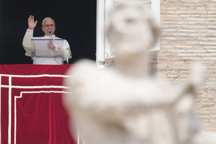 [바티칸=AP/뉴시스] 레오 14세 교황이 12일(현지 시간) 바티칸 성 베드로 광장이 내려다 보이는 발코니에서 부활 삼종 기도를 하고 있다. 교황은 "전쟁 중에도 민간인을 보호할 의무가 있다"며 레바논 휴전, 우크라이나 평화, 수단 내전 종식을 촉구했다. 2026.04.13.