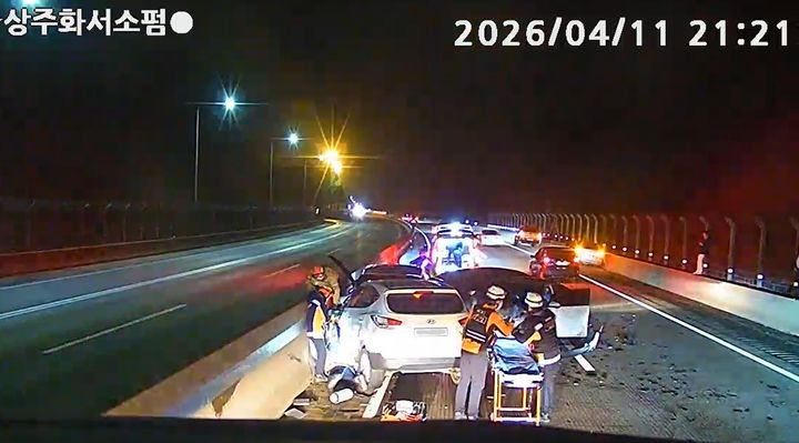 [상주=뉴시스] 1일 오후 9시3분께 상주시 화서면 상용리 당진영덕고속도로의 당진방향 48.5㎞ 지점 승용차 7대 연쇄추돌 현장. (사진=경북소방본부 제공) 2026.04.10. photo@newsis.com *재판매 및 DB 금지