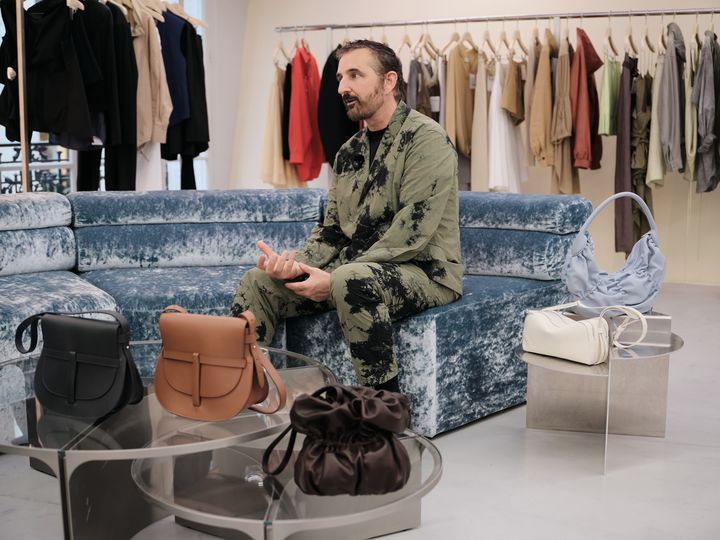 현대백화점그룹 계열 패션전문기업 한섬은 타임의 시그니처 핸드백 컬렉션 '보나스트레×타임(Bonastre×TIME)' 4종을 출시한다고 12일 밝혔다. *재판매 및 DB 금지