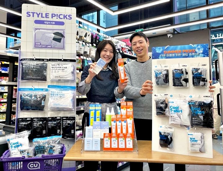 CU가 기온 상승세에 맞춰 여름 뷰티·패션 수요 선점을 위해 유명 뷰티 브랜드 선케어 상품 단독 출시와 기능성 쿨링웨어 조기 도입에 나섰다고 12일 밝혔다.  *재판매 및 DB 금지
