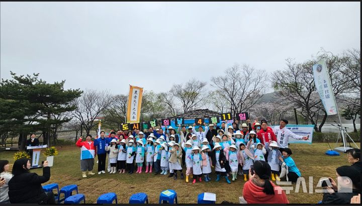 [시흥=뉴시스] 도시농업의 날 기념행사에 참가한 어린이들이 감자심기 체험 후 기념촬영을 하고 있다.(사진=시흥시 제공)..2026.04.12. photo@newsis.com