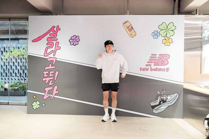 이랜드월드에서 전개하는 글로벌 스포츠 브랜드 뉴발란스(NEW BALANCE)가 기안84 작가와 협업한 팝업스토어를 오픈했다고 12일 밝혔다. *재판매 및 DB 금지