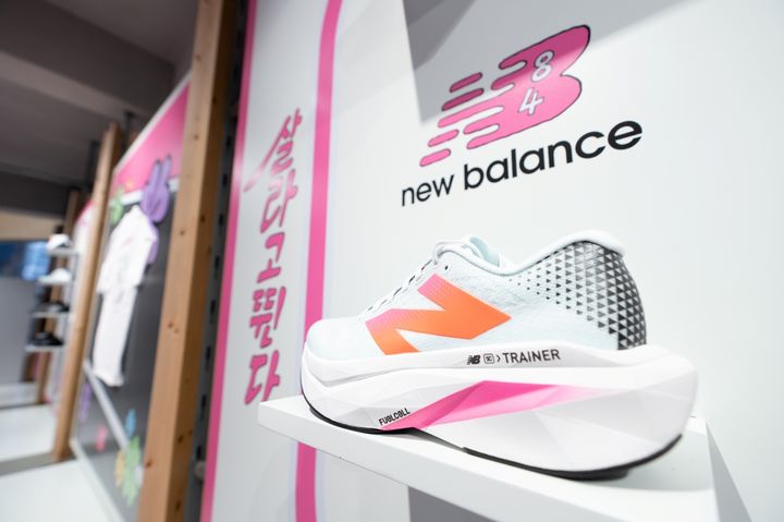 이랜드월드에서 전개하는 글로벌 스포츠 브랜드 뉴발란스(NEW BALANCE)가 기안84 작가와 협업한 팝업스토어를 오픈했다고 12일 밝혔다. *재판매 및 DB 금지