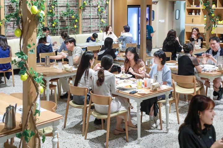 [서울=뉴시스] 현대백화점그룹 계열 종합식품기업 현대그린푸드는 오는 13일 실시간 레스토랑 예약 플랫폼 '캐치테이블'에 자사 외식 매장들을 한 데 모은 '현대그린푸드관'을 오픈한다고 12일 밝혔다.(사진=현대그린푸드 제공) *재판매 및 DB 금지 *재판매 및 DB 금지