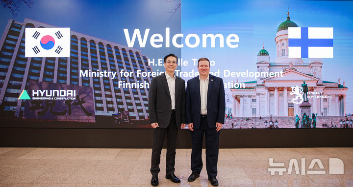 [서울=뉴시스] 지난 10일 서울 종로구 현대건설 계동 사옥을 방문한 빌레 타비오 핀란드 외교통상개발부 장관이 현대건설 이한우 대표이사(왼쪽)와 기념사진을 촬영하고 있다. (사진= 현대건설 제공) photo@newsis.com 