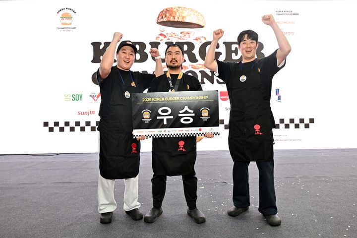 [서울=뉴시스] 삼성웰스토리가 프리미엄 수제버거 브랜드 멜팅소울과 함께 진행하는 국내 유일 글로벌 버거 챌린지인 '2026 코리아버거챔피언십'(Korea Burger Championship, 이하 2026 KBC) 본선에서 아메리칸 스타일 버거 전문점 '제스티살룬'이 최종 우승을 차지했다고 12일 밝혔다.(사진=삼성웰스토리 제공) *재판매 및 DB 금지 *재판매 및 DB 금지