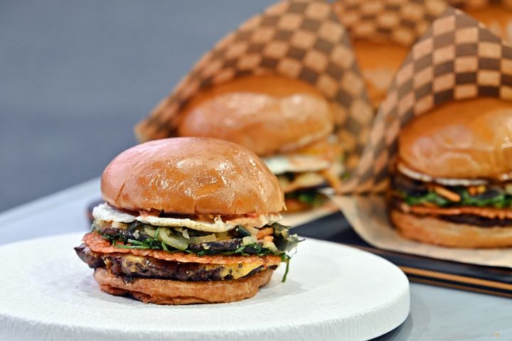 [서울=뉴시스] 삼성웰스토리가 프리미엄 수제버거 브랜드 멜팅소울과 함께 진행하는 국내 유일 글로벌 버거 챌린지인 '2026 코리아버거챔피언십'(Korea Burger Championship, 이하 2026 KBC) 본선에서 아메리칸 스타일 버거 전문점 '제스티살룬'이 최종 우승을 차지했다고 12일 밝혔다.(사진=삼성웰스토리 제공) *재판매 및 DB 금지 *재판매 및 DB 금지