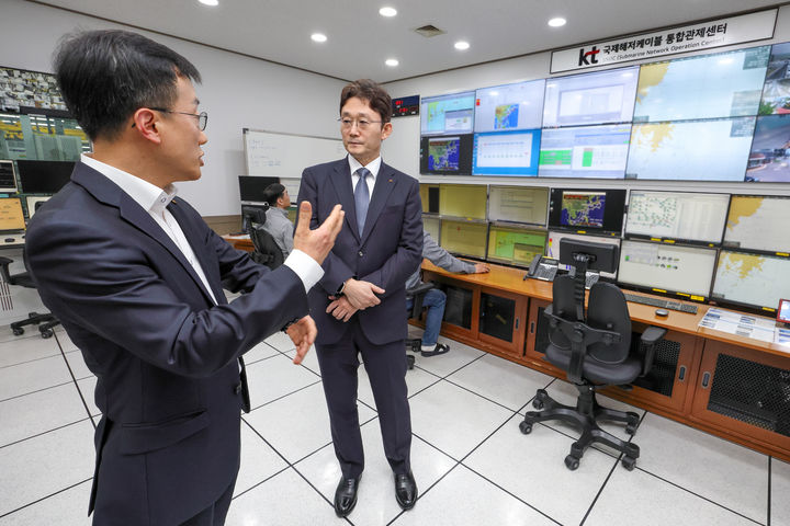 KT 박윤영 대표가 KT국제통신센터의 국제해저케이블 통합관제센터에서 국제해저케이블 데이터 트래픽 운용 상황 점검하고 있다. (사진=KT 제공) *재판매 및 DB 금지