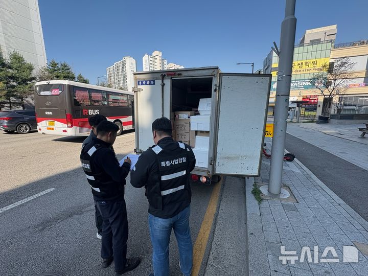 [시흥=뉴시스] 시흥시가 자가용 화물자동차의 화물 불법 운송 행위에 대해 강력한 단속을 벌이는 가운데 현장에서 단속이 진행되고 있다. (사진=시흥시 제공).2026.04.12. photo@newsis.com