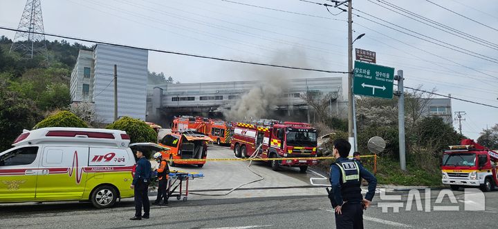 [완도=뉴시스] 12일 오전 전남 완도군 군외면 한 수산물 냉동창고에서 불이 나 당국이 진화 작업을 벌이고 있다. (사진 = 독자 제공) 2026.04.12. photo@newsis.com
