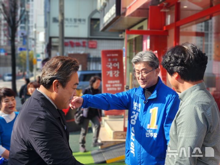 [의왕=뉴시스] 정순욱 예비후보가 배우 이원종 씨와 함께 상가 밀집 지역을 돌려 소상공인들의 애로사항을 청취하고 있다. (사진=선거사무소 제공). 2026.04.12. photo@newsis.com