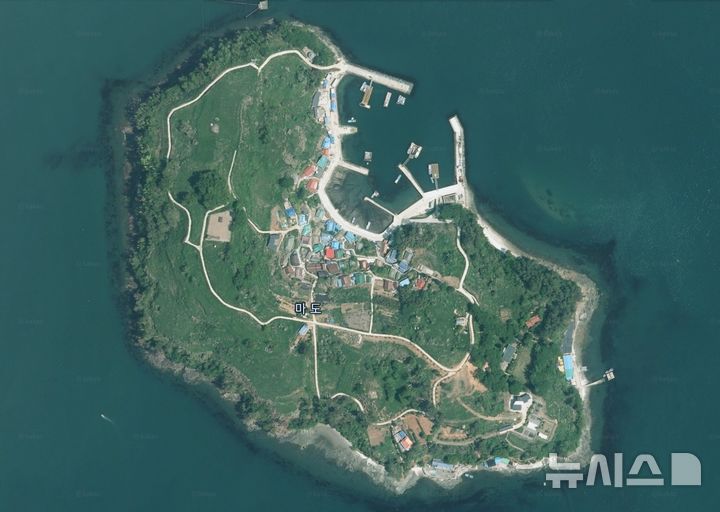 [사천=뉴시스] 차용현 기자 = 경남 사천시는 ‘마도’가 행정안전부가 주관하는 ‘섬 지역 특성화사업’ 2단계 승급 대상지로 최종 확정됐다고 12일 밝혔다. 사진은 하늘에서 본 마도 전경.2026.04.12.(사진=사천시 제공)photo@newsis.com