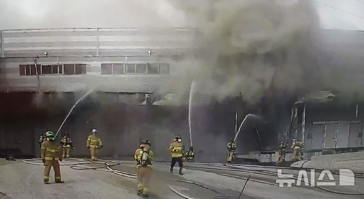 [광주=뉴시스] 12일 오전 전남 완도군 군외면 한 수산물 냉동창고에서 불이 나 당국이 진화 작업을 벌이고 있다.(사진 = 독자 제공) 2026.04.12. photo@newsis.com