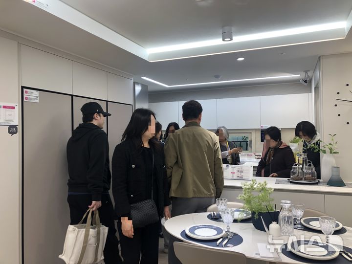 [서울=뉴시스] 황민 인턴기자 = '용인 고림 동문 디 이스트' 견본주택 내부 모습. *재판매 및 DB 금지