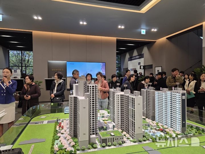 [서울=뉴시스] 황민 인턴기자 = '용인 고림 동문 디 이스트' 견본주택 내부 모습. *재판매 및 DB 금지 