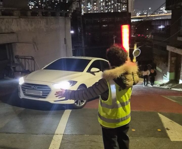 [서울=뉴시스]응봉산 골목지킴이 활동 모습. (사진=성동구 제공) 2026.04.12. photo@newsis.com *재판매 및 DB 금지